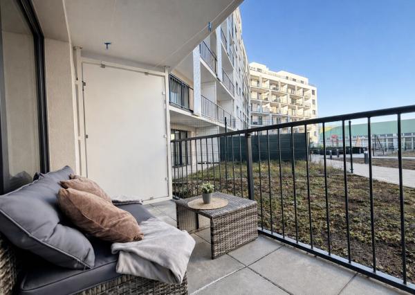 OFF PONUKA-NA PREDAJ – KOMPLETNE ZARIADENÝ 1-IZBOVÝ APARTMÁN S PRIESTRANNOU LOGGIOU – NOVOSTAVBA RENDEZ – RAČA