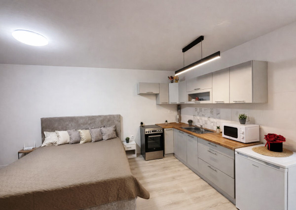 OFF PONUKA - NA PREDAJ – KOMPLETNE ZARIADENÝ 1-IZBOVÝ APARTMÁN S LOGGIOU – NOVOSTAVBA RENDEZ – RAČA