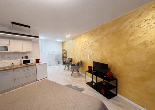 OFF PONUKA - NA PREDAJ – KOMPLETNE ZARIADENÝ 1-IZBOVÝ APARTMÁN S LOGGIOU – NOVOSTAVBA RENDEZ – RAČA