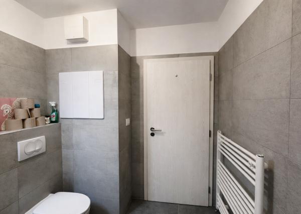 OFF PONUKA - NA PREDAJ – KOMPLETNE ZARIADENÝ 1-IZBOVÝ APARTMÁN S LOGGIOU – NOVOSTAVBA RENDEZ – RAČA