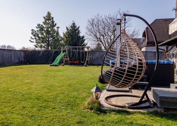 BE.LIVE COMPANY- PREDAJ- 4-IZBOVÝ- RODINNÝ DOM- S GARÁŽOU- VÍRIVKOU- VEĽKOU ZÁHRADOU- TUREŇ- SENEC