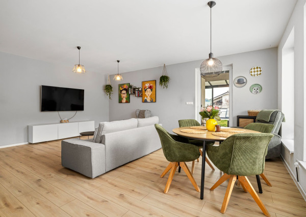 BE.LIVE COMPANY- 4-IZBOVÝ- DIZAJNOVÝ-BUNGALOV- BAZÉN- MILOSLAVOV