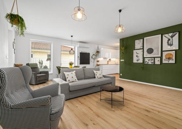 BE.LIVE COMPANY- 4-IZBOVÝ- DIZAJNOVÝ-BUNGALOV- BAZÉN- MILOSLAVOV