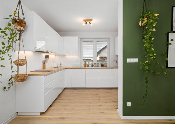 BE.LIVE COMPANY- 4-IZBOVÝ- DIZAJNOVÝ-BUNGALOV- BAZÉN- MILOSLAVOV