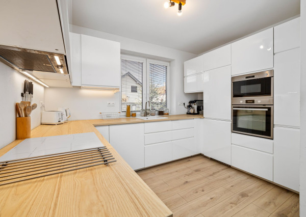 BE.LIVE COMPANY- 4-IZBOVÝ- DIZAJNOVÝ-BUNGALOV- BAZÉN- MILOSLAVOV