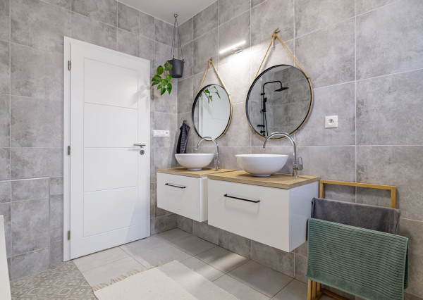 BE.LIVE COMPANY- 4-IZBOVÝ- DIZAJNOVÝ-BUNGALOV- BAZÉN- MILOSLAVOV