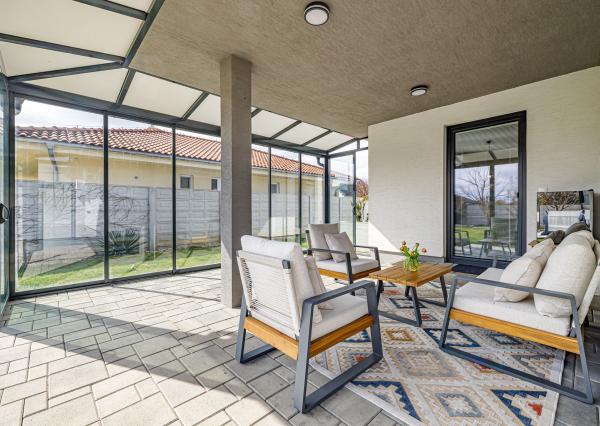 BE.LIVE COMPANY- 4-IZBOVÝ- DIZAJNOVÝ-BUNGALOV- BAZÉN- MILOSLAVOV