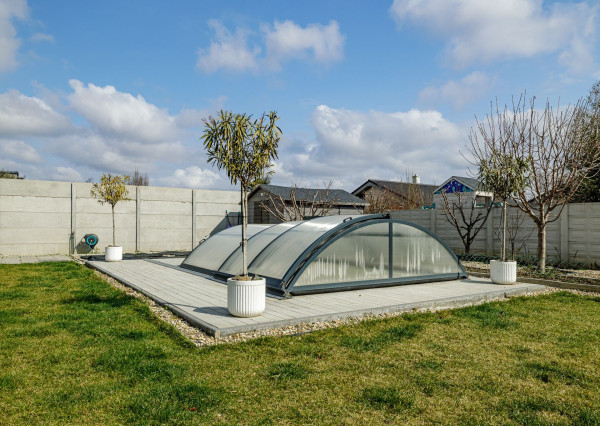 BE.LIVE COMPANY- 4-IZBOVÝ- DIZAJNOVÝ-BUNGALOV- BAZÉN- MILOSLAVOV