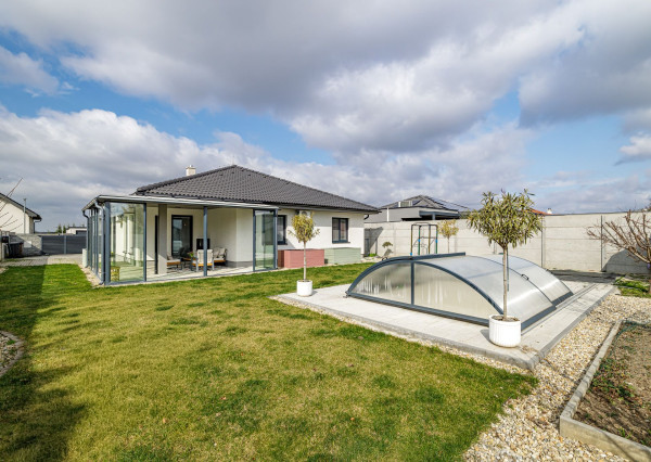 BE.LIVE COMPANY- 4-IZBOVÝ- DIZAJNOVÝ-BUNGALOV- BAZÉN- MILOSLAVOV