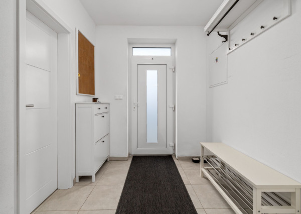 BE.LIVE COMPANY- 4-IZBOVÝ- DIZAJNOVÝ-BUNGALOV- BAZÉN- MILOSLAVOV