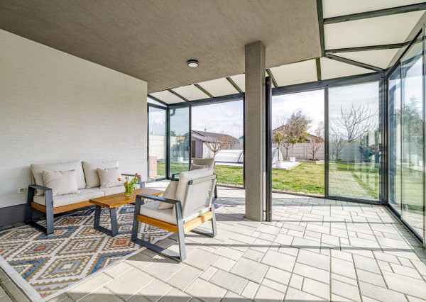 BE.LIVE COMPANY- 4-IZBOVÝ- DIZAJNOVÝ-BUNGALOV- BAZÉN- MILOSLAVOV