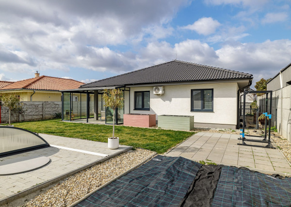 BE.LIVE COMPANY- 4-IZBOVÝ- DIZAJNOVÝ-BUNGALOV- BAZÉN- MILOSLAVOV