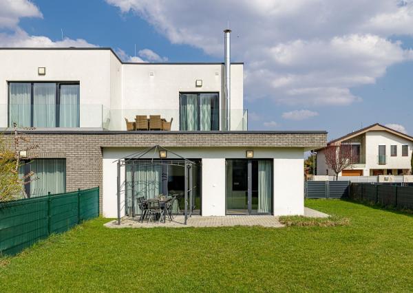 BE.LIVE COMPANY- PREDAJ- RODINNÝ DOM- TERASA- ZÁHRADA- MALINOVO- TRI VODY 