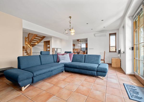 BE.LIVE COMPANY- PREDAJ- 4-IZBOVÝ- RODINNÝ DOM- GARÁŽ- VÍRIVKA- VEĽKÝ POZEMOK- TUREŇ- SENEC 