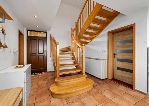 BE.LIVE COMPANY- PREDAJ- 4-IZBOVÝ- RODINNÝ DOM- GARÁŽ- VÍRIVKA- VEĽKÝ POZEMOK- TUREŇ- SENEC 