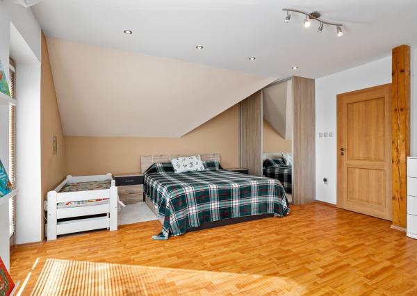 BE.LIVE COMPANY- PREDAJ- 4-IZBOVÝ- RODINNÝ DOM- GARÁŽ- VÍRIVKA- VEĽKÝ POZEMOK- TUREŇ- SENEC 