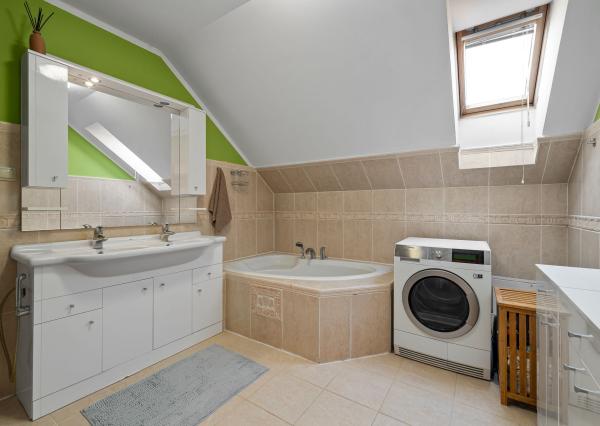 BE.LIVE COMPANY- PREDAJ- 4-IZBOVÝ- RODINNÝ DOM- GARÁŽ- VÍRIVKA- VEĽKÝ POZEMOK- TUREŇ- SENEC 