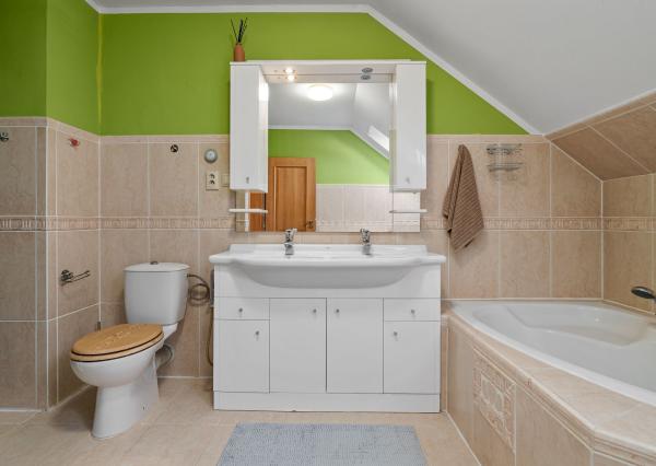 BE.LIVE COMPANY- PREDAJ- 4-IZBOVÝ- RODINNÝ DOM- GARÁŽ- VÍRIVKA- VEĽKÝ POZEMOK- TUREŇ- SENEC 