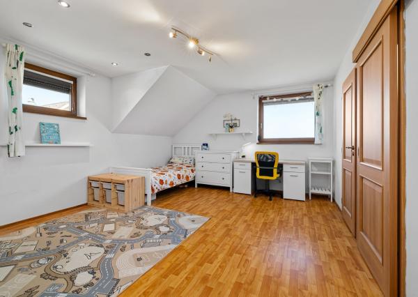 BE.LIVE COMPANY- PREDAJ- 4-IZBOVÝ- RODINNÝ DOM- GARÁŽ- VÍRIVKA- VEĽKÝ POZEMOK- TUREŇ- SENEC 