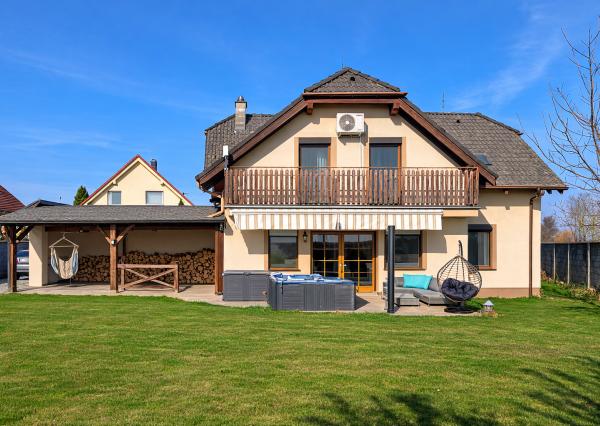 BE.LIVE COMPANY- PREDAJ- 4-IZBOVÝ- RODINNÝ DOM- GARÁŽ- VÍRIVKA- VEĽKÝ POZEMOK- TUREŇ- SENEC 