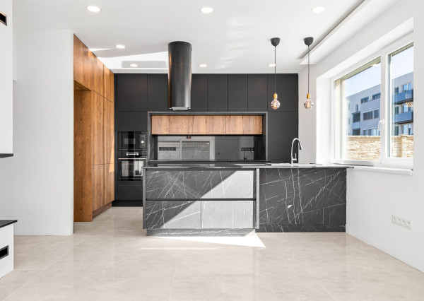 BE.LIVE COMPANY- PREDAJ- 4-IZBOVÝ- NADŠTANDARTNÝ- BUNGALOV- BAZÉN– MILOSLAVOV