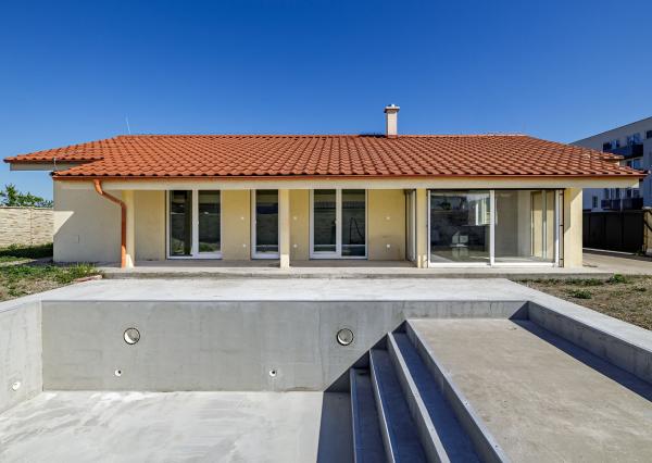 BE.LIVE COMPANY- PREDAJ- 4-IZBOVÝ- NADŠTANDARTNÝ- BUNGALOV- BAZÉN– MILOSLAVOV