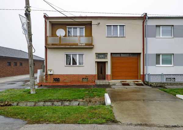 BE.LIVE COMPANY- PREDAJ- RODINNÝ DOM- VÝNIMOČNE VEĽKÝ POZEMOK- GARÁŽ- ZÁHRADA- VLKY- TOMÁŠOV- SENEC
