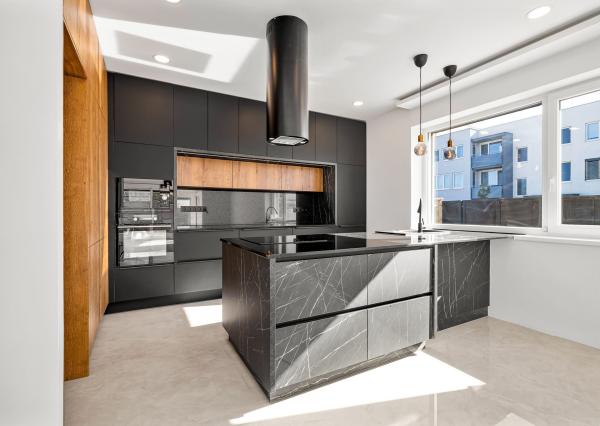 BE.LIVE COMPANY- PREDAJ- 4-IZBOVÝ MODERNÝ BUNGALOV S BAZÉNOM- MILOSLAVOV