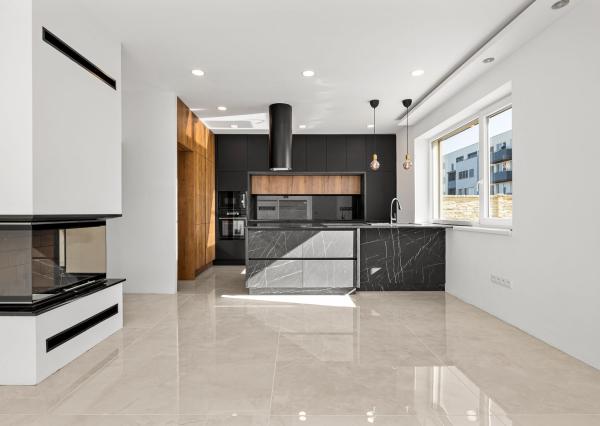 BE.LIVE COMPANY- PREDAJ- 4-IZBOVÝ MODERNÝ BUNGALOV S BAZÉNOM- MILOSLAVOV