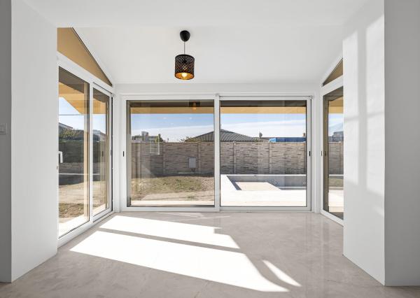 BE.LIVE COMPANY- PREDAJ- 4-IZBOVÝ MODERNÝ BUNGALOV S BAZÉNOM- MILOSLAVOV