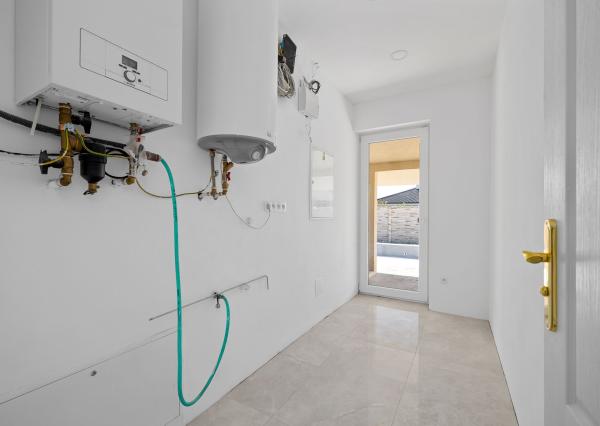 BE.LIVE COMPANY- PREDAJ- 4-IZBOVÝ MODERNÝ BUNGALOV S BAZÉNOM- MILOSLAVOV