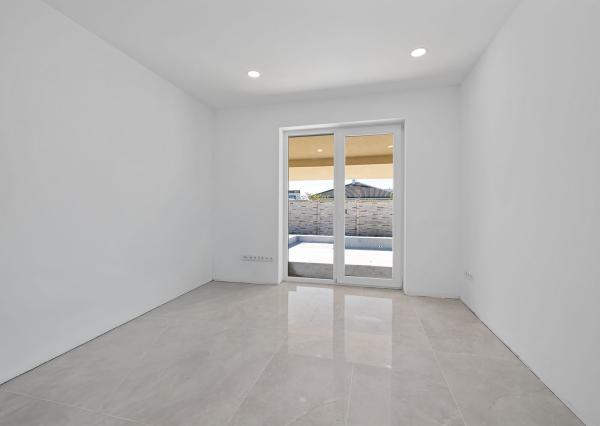BE.LIVE COMPANY- PREDAJ- 4-IZBOVÝ MODERNÝ BUNGALOV S BAZÉNOM- MILOSLAVOV