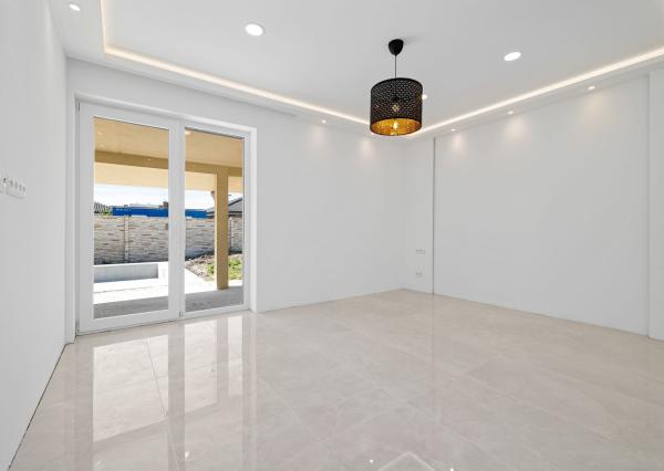 BE.LIVE COMPANY- PREDAJ- 4-IZBOVÝ MODERNÝ BUNGALOV S BAZÉNOM- MILOSLAVOV