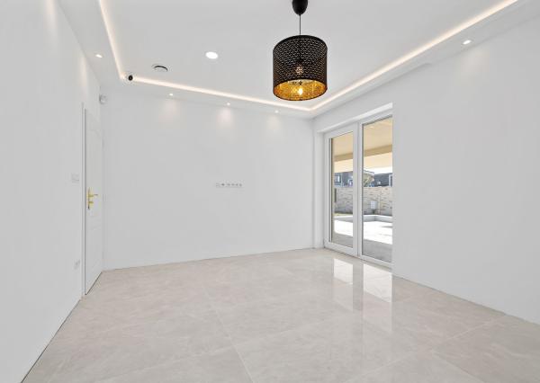 BE.LIVE COMPANY- PREDAJ- 4-IZBOVÝ MODERNÝ BUNGALOV S BAZÉNOM- MILOSLAVOV