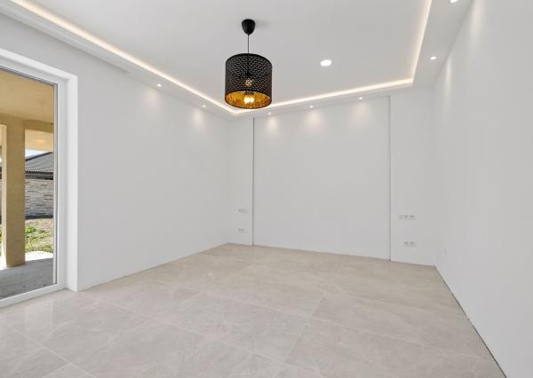 BE.LIVE COMPANY- PREDAJ- 4-IZBOVÝ MODERNÝ BUNGALOV S BAZÉNOM- MILOSLAVOV