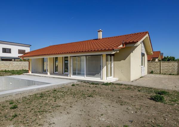 BE.LIVE COMPANY- PREDAJ- 4-IZBOVÝ MODERNÝ BUNGALOV S BAZÉNOM- MILOSLAVOV