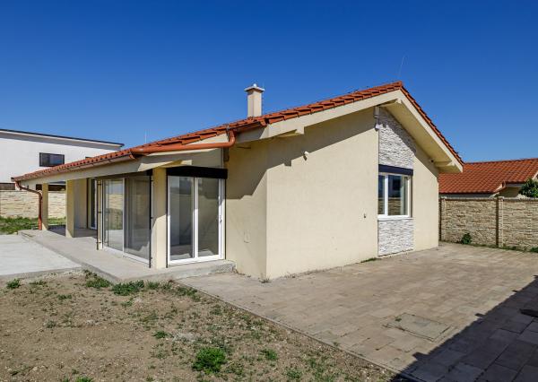 BE.LIVE COMPANY- PREDAJ- 4-IZBOVÝ MODERNÝ BUNGALOV S BAZÉNOM- MILOSLAVOV