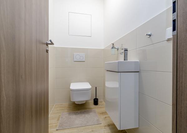 REZERVOVANÝ- BE.LIVE COMPANY – MODERNÝ 2-IZBOVÝ BYT - ARCHITEKTONICKÝ DIZAJN – S DVOMA BALKÓNMI – NOVOSTAVBA – TEHELNÉ POLE- BRATISLAVA 
