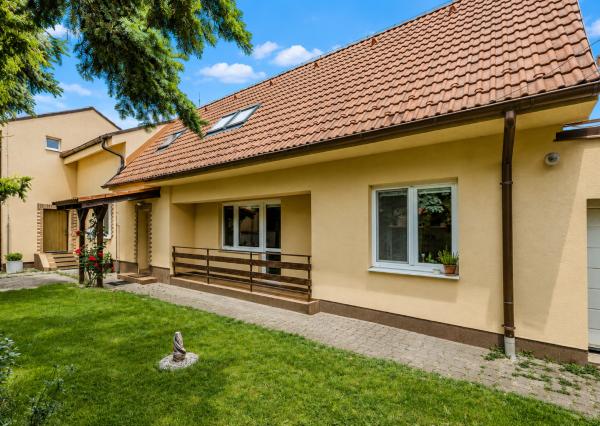 BE.LIVE COMPANY – NA PREDAJ – VEĽKORYSÝ RODINNÝ DOM S PRÍSTAVBOU – ZÁHORSKÁ BYSTRICA – DONSKÁ ULICA