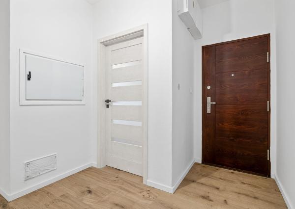 BE.LIVE COMPANY- NA PREDAJ- NADŠTANDARNE VEĽKÝ- ZREKONŠTRUOVANÝ- 3- IZBOVÝ BYT- LOGGIA- PIVNIČNÁ KOBKA- NOBELOVA ULICA- BRATISLAVA