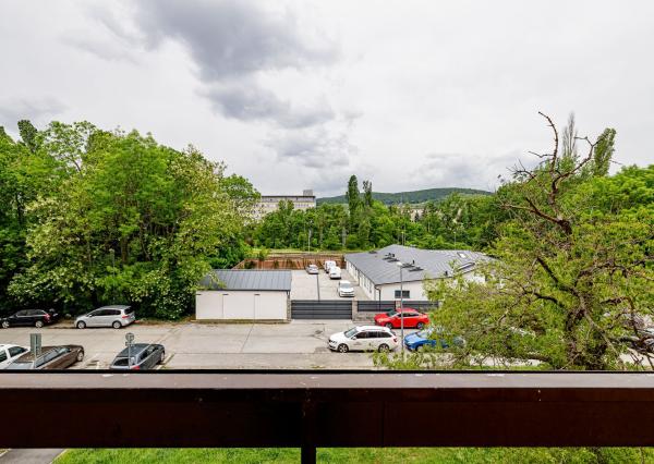 BE.LIVE COMPANY- NA PREDAJ- NADŠTANDARNE VEĽKÝ- ZREKONŠTRUOVANÝ- 3- IZBOVÝ BYT- LOGGIA- PIVNIČNÁ KOBKA- NOBELOVA ULICA- BRATISLAVA