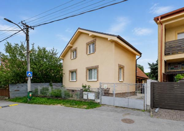 BE.LIVE COMPANY – NA PREDAJ – VEĽKORYSÝ RODINNÝ DOM S PRÍSTAVBOU – ZÁHORSKÁ BYSTRICA – DONSKÁ ULICA