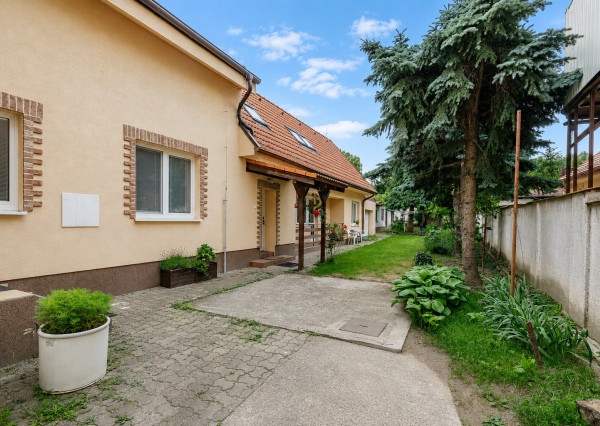 BE.LIVE COMPANY – NA PREDAJ – VEĽKORYSÝ RODINNÝ DOM S PRÍSTAVBOU – ZÁHORSKÁ BYSTRICA – DONSKÁ ULICA