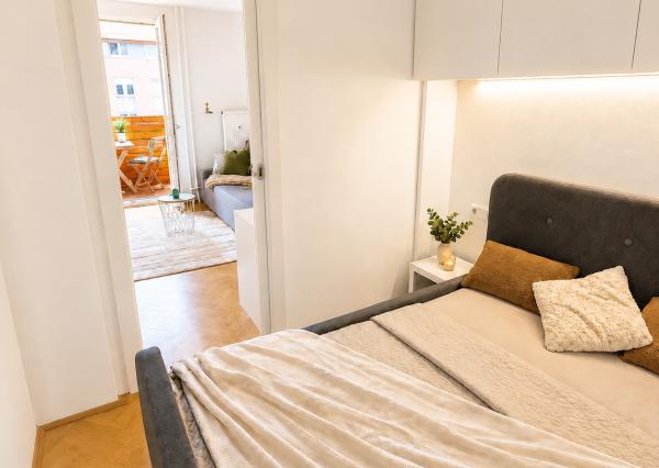NA PREDAJ- KOMPLETNE ZREKONŠTRUOVANÝ - MODERNÝ 1- IZBOVÝ BYT S ODDELENOU SPÁĽŇOU A BALKÓNOM- BRATISLAVA- NOVÉ MESTO- ČSL PARAŠUTISTOV 