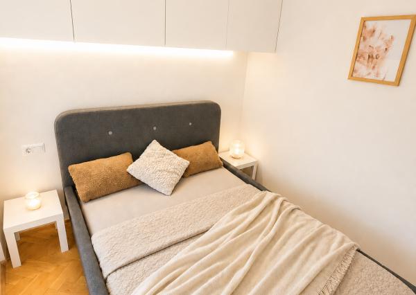 NA PREDAJ- KOMPLETNE ZREKONŠTRUOVANÝ - MODERNÝ 1- IZBOVÝ BYT S ODDELENOU SPÁĽŇOU A BALKÓNOM- BRATISLAVA- NOVÉ MESTO- ČSL PARAŠUTISTOV 