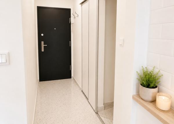 NA PREDAJ- KOMPLETNE ZREKONŠTRUOVANÝ - MODERNÝ 1- IZBOVÝ BYT S ODDELENOU SPÁĽŇOU A BALKÓNOM- BRATISLAVA- NOVÉ MESTO- ČSL PARAŠUTISTOV 
