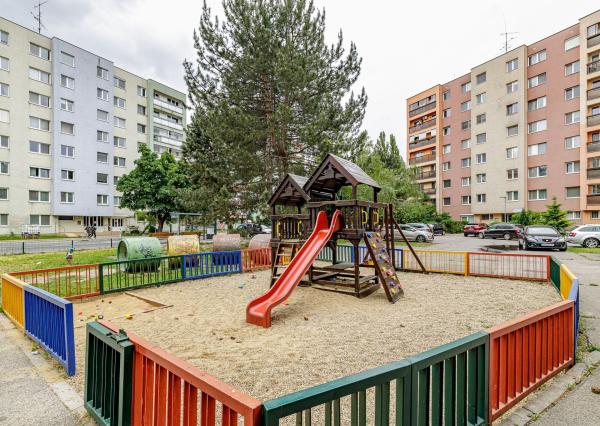 BE.LIVE COMPANY- NA PREDAJ- mZREKONŠTRUOVANÝ- 3- IZBOVÝ BYT- LOGGIA- PIVNIČNÁ KOBKA- NOBELOVA ULICA- BRATISLAVA