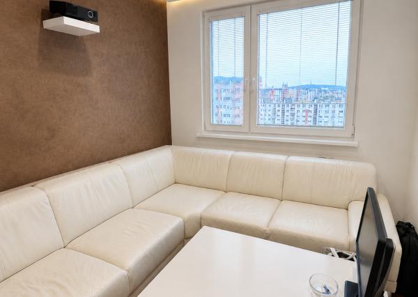 OFF PONUKA – NA PREDAJ – PRIESTRANNÝ 3-IZBOVÝ BYT – 69 m² + LODŽIA – KLIMATIZÁCIA – BUDATÍNSKA – PETRŽALKA