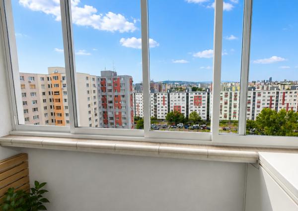 OFF PONUKA – NA PREDAJ – PRIESTRANNÝ 3-IZBOVÝ BYT – 69 m² + LODŽIA – KLIMATIZÁCIA – BUDATÍNSKA – PETRŽALKA