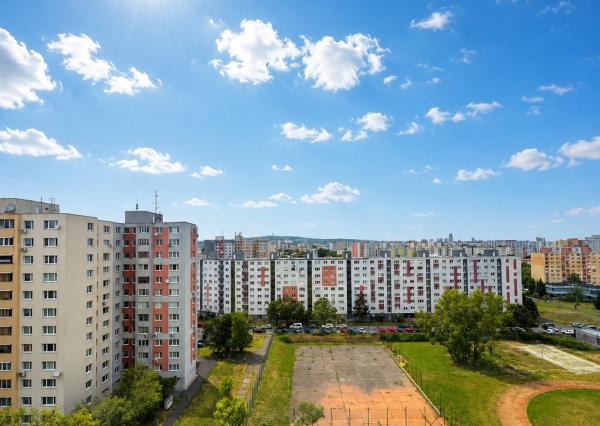 OFF PONUKA – NA PREDAJ – PRIESTRANNÝ 3-IZBOVÝ BYT – 69 m² + LODŽIA – KLIMATIZÁCIA – BUDATÍNSKA – PETRŽALKA